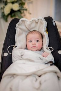 Mies & Co footmuff Cloud Dancers offwhite voetenzak wit met kolibrie print vogels