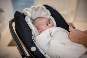 Mies & Co footmuff Cloud Dancers offwhite voetenzak wit met kolibrie print vogels