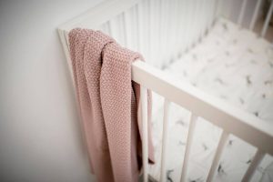 Mies & Co baby lifestyle Soft knitted blanket baby crib pale pink deken gebreide roze wieg