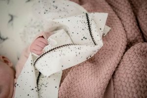 Mies & Co baby lifestyle Soft knitted blanket baby crib pale pink deken gebreid roze wieg