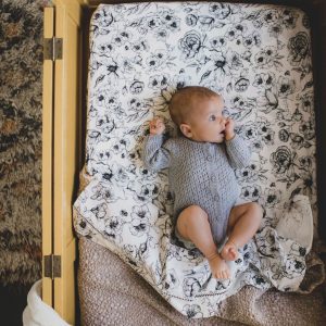 hoeslaken bumble love mies en co bloemen bijen zwart wit